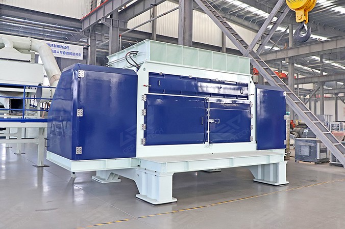 Nagy teherbírású egytengelyes aprítógép