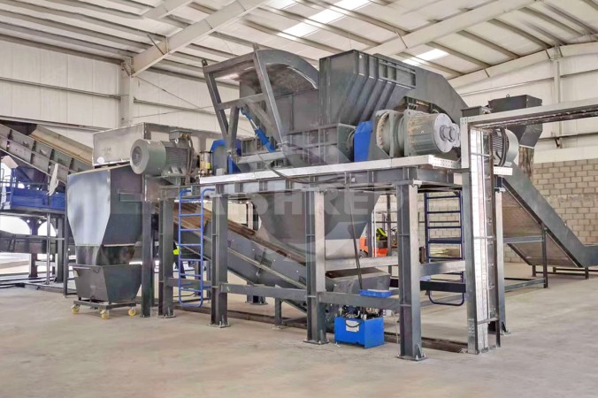 Kéttengelyes aprító magas színvonalú, 10 000 t/év kapacitású alumíniumhulladék-újrahasznosítási projekthez a Közel-Keleten